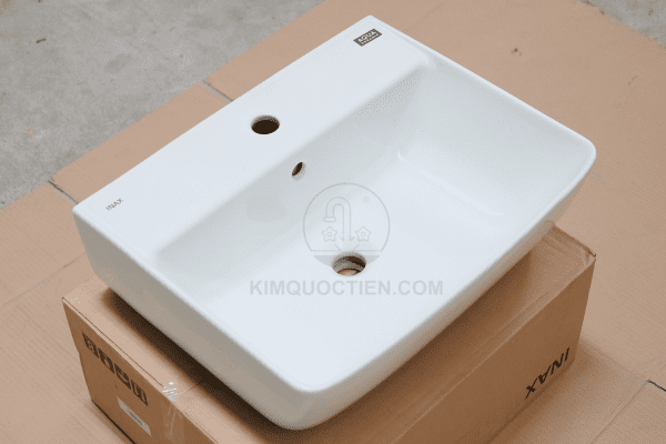 Lavabo này có kiểu dáng thiết kế vuông vắn, ấn tượng