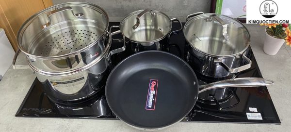 Vung kính 4mm chịu nhiệt tốt, mép bọc inox giúp hạn chế vỡ khi va đập