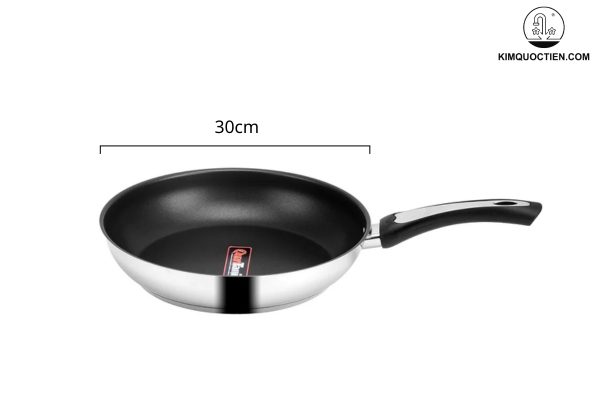 Đáy chảo được thiết kế 3 lớp giúp truyền và giữ nhiệt hiệu quả, đồng thời tiết kiệm năng lượng trong quá trình nấu nướng