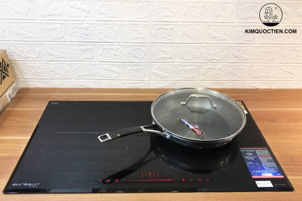 Chảo được trang bị vung kính cho thiết kế trong suốt giúp dễ dàng quan sát quá trình nấu nướng.