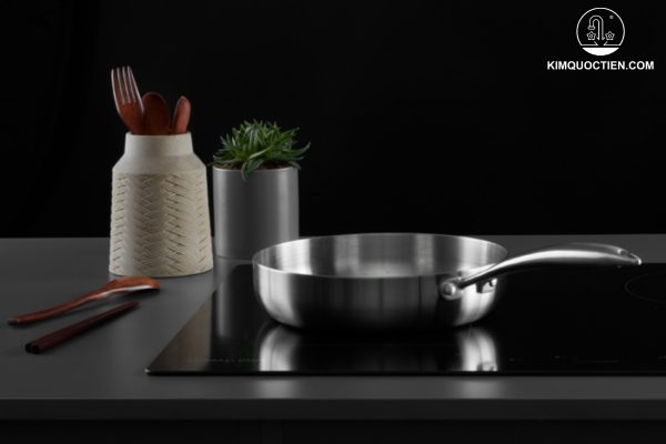 Men QuanTanium giúp người chiên xào không cần nhiều dầu mỡ, tiết kiệm thời gian lau chùi và đảm bảo an toàn sức khỏe