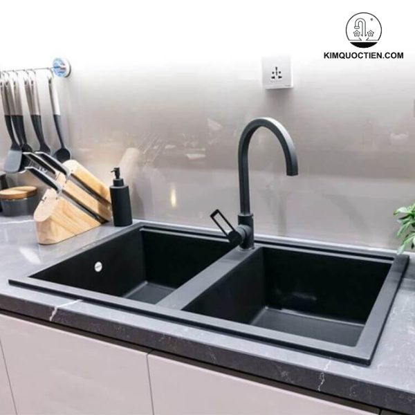 Chậu rửa đá NERO K-45040 chịu nhiệt lên đến 345°C, màu đen của chậu không chỉ tạo điểm nhấn nổi bật cho không gian bếp mà còn rất bền màu theo thời gian