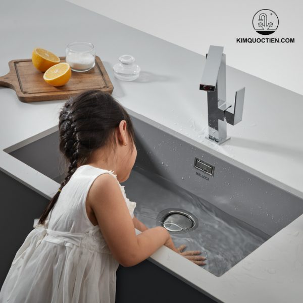 Với hộc rộng rãi, lòng chậu sâu, hệ thống thoát nước hiện đại và khả năng lắp đặt linh hoạt, chậu rửa chén đá Malloca ZEN K-13073 mang đến sự thoải mái và tiện nghi tối ưu cho không gian bếp.