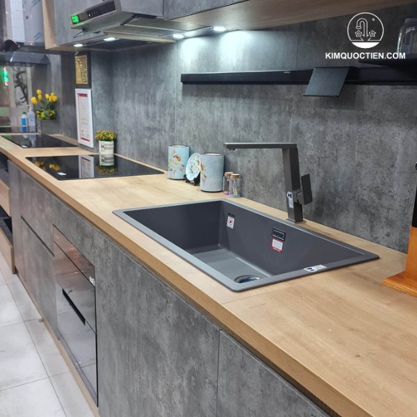 Chậu rửa chén đá Malloca ZEN K-13073 với chất liệu đá Granite tự nhiên cùng lớp phủ Nano bạc diệt khuẩn, không chỉ mang đến độ bền và vẻ đẹp tinh tế cho căn bếp mà còn đảm bảo vệ sinh an toàn và dễ dàng lau chùi.