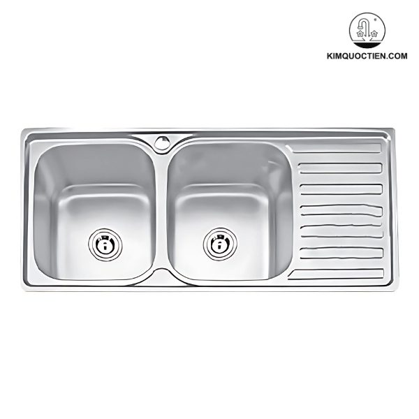 Chậu rửa chén Eurosun EU-10545S với thiết kế hai hố rửa tiện lợi và bàn chờ rộng rãi, giúp người nội trợ dễ dàng phân loại và xử lý thực phẩm, đồng thời tối ưu hóa không gian bếp.