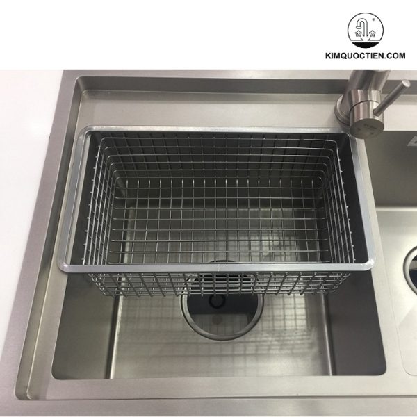 Chậu rửa Eurosun EU-8246HS được thiết kế thông minh với khả năng giảm tiếng ồn, dễ dàng vệ sinh và chống tràn hiệu quả, mang lại trải nghiệm tiện lợi cho người dùng.