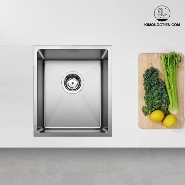 Chậu rửa chén Hafele Blanco QUATRUS R15 340-IU 570.27.149 tích hợp các tính năng thông minh như góc bo tròn, hệ thống xả tràn và thoát nước nhanh, mang lại trải nghiệm tiện lợi và sạch sẽ cho người dùng.