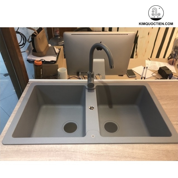 Chậu rửa chén HAFELE GALBA HS-GD8650 570.36.500 đá màu xám không chỉ bền bỉ và dễ bảo trì, mà còn là điểm nhấn thẩm mỹ cho căn bếp, với nhiều kiểu dáng hiện đại và bộ siphon tiêu chuẩn đi kèm, giúp lắp đặt thuận tiện.