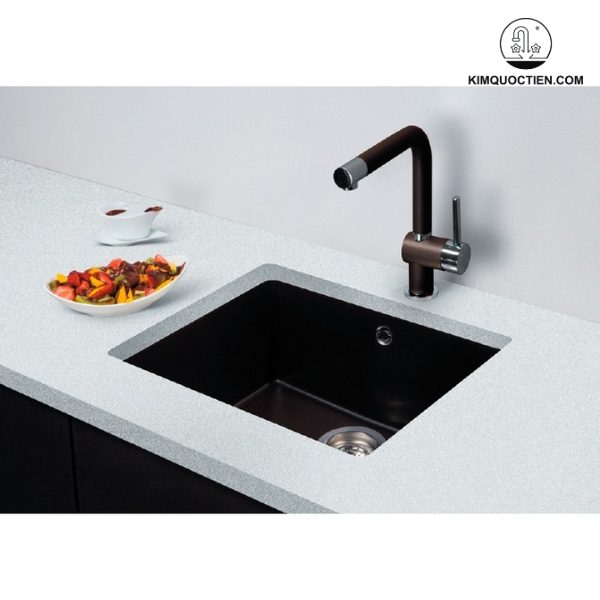 Chậu rửa chén HAFELE GALBA HS-GS5543 570.35.330 đá màu đen được thiết kế với các góc uốn cong, giúp việc vệ sinh dễ dàng hơn, kết hợp với vòi đá đồng bộ tăng tính thẩm mỹ và lắp đặt linh hoạt, phù hợp với mọi không gian bếp.