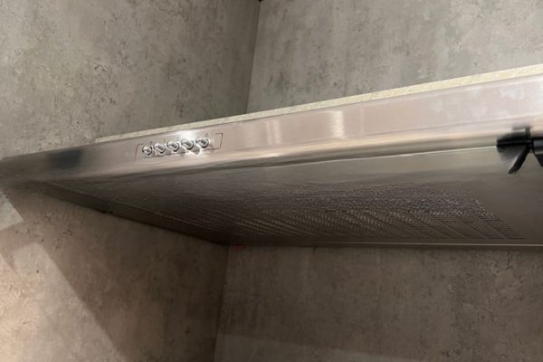 Bảng điều khiển dạng nút nhấn với 3 tốc độ cho phép người dùng dễ dàng tùy chỉnh các cài đặt sao cho phù hợp với nhu cầu của mình