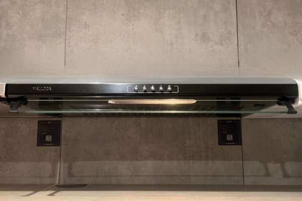 Máy có khả năng khử mùi vượt trội nhờ lớp than hoạt tính được thiết kế dưới dạng tấm xốp đen