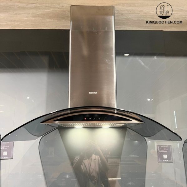 Máy sử dụng cơ chế khử mùi bằng ống dẫn và than hoạt tính có khả năng khử mùi triệt để, làm dịu đi mùi hôi ngay lập tức