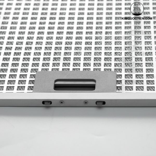 Lưới lọc dầu mỡ và bụi bẩn được làm bằng Inox cao cấp có thể tháo lắp dễ dàng để vệ sinh định kỳ sau một thời gian sử dụng