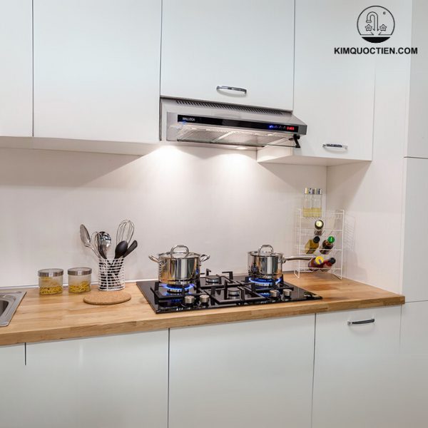 Màn hình LED hiển thị các thông tin của máy giúp người dùng theo dõi các cài đặt để có thể thực hiện các thao tác điều khiển dễ dàng