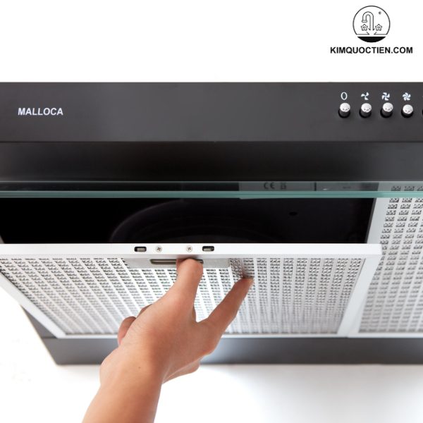 Máy được trang bị 4 tấm lọc dầu mỡ bằng nhôm có chức năng giữ lại các cặn bẩn và dầu mỡ, đảm bảo hiệu quả làm sạch của thiết bị