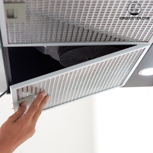 Máy được trang bị 2 tấm lưới lọc dầu mỡ và cặn bẩn bằng nhôm có khả năng tháo rời để vệ sinh thuận tiện