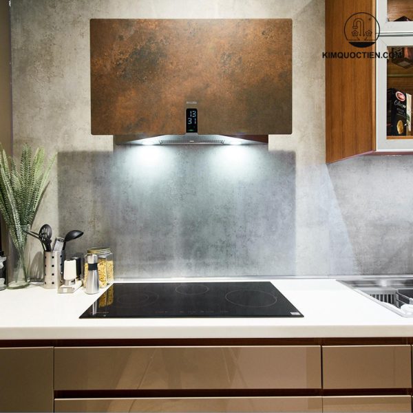 Máy hút mùi Malloca Time K-16 Bruno với lưới lọc hợp kim nhôm, khử mùi kép than hoạt tính và ống thoát khí, cùng kích thước linh hoạt và chế độ chống giật, mang đến không gian bếp sạch sẽ, an toàn và hiện đại.