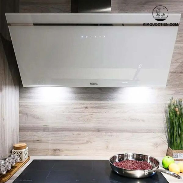Máy hút mùi Malloca VITA V-3 với nhiều tính năng thông minh như hẹn giờ, cảm biến nhiệt độ, thông báo vệ sinh, cùng độ ồn thấp và chế độ chống giật, mang đến không gian bếp an toàn, tiện nghi và trong lành.