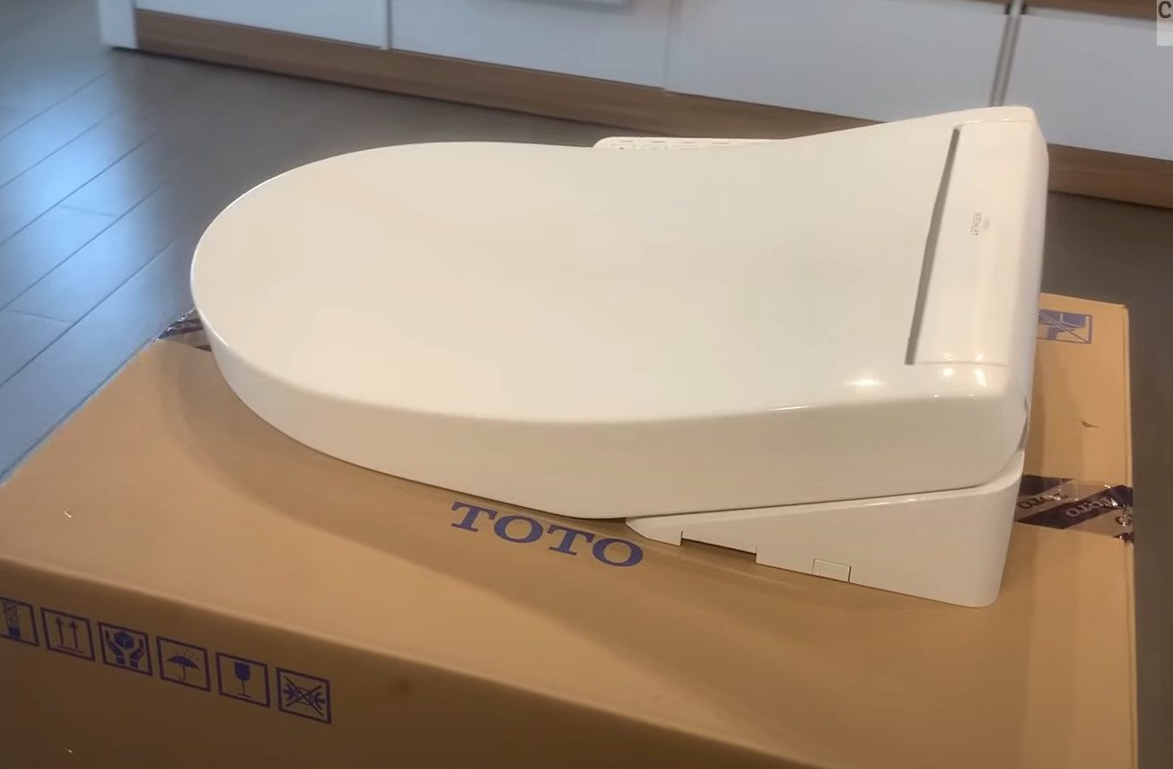 Ảnh sản phẩm nắp rửa điện tử Washlet TOTO TCF33320GAA#NW1 Dòng S2 thực tế được chụp tại Showroom