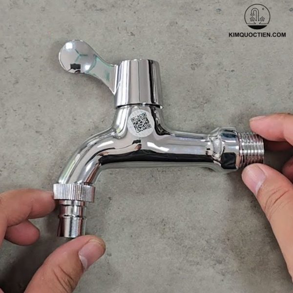 Phần đầu vòi được thiết kế dạng tổ ong có tác dụng ổn định dòng chảy, hạn chế tiếng ồn và tiết kiệm nước tối đa