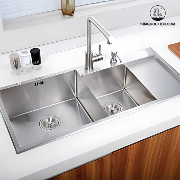 Chất liệu inox 304 cao cấp trên chậu rửa chén BELLO BL-C450 2 hộc 1 bàn giúp đảm bảo độ bền sản phẩm, đồng thời giúp dễ vệ sinh và an toàn trong quá trình sử dụng