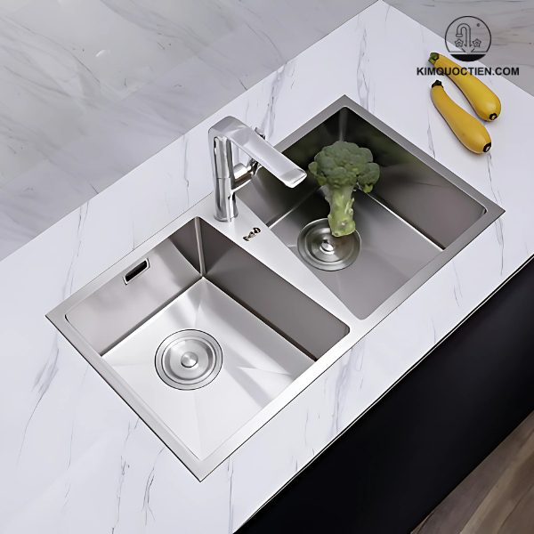 Với chất liệu inox, chậu rửa chén Bello BL-C560 2 hộc có thể dễ dàng vệ sinh và đảm bảo an toàn trong quá trình sử dụng