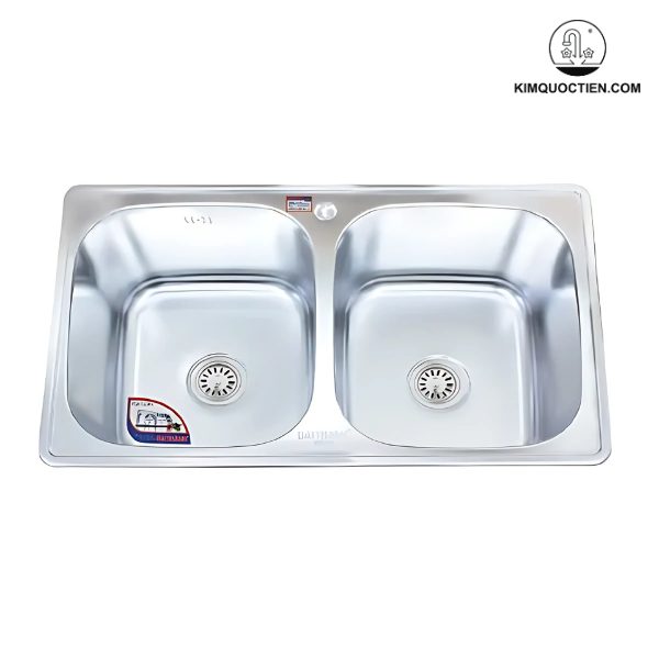 Chậu rửa chén Đại Thành ĐA11 hai hộc với chất liệu inox siêu bền, lớp phun sơn chống ồn, thiết kế hiện đại cùng hố chậu sâu và công nghệ dập liền khối mang đến độ bền vượt trội và sự tiện nghi cho người sử dụng.
