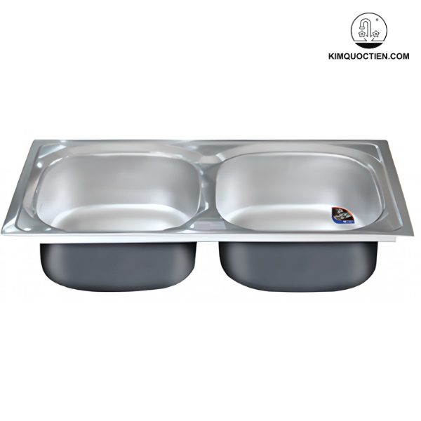 Chậu rửa chén Đại Thành ĐA12 với thiết kế hai hố sâu đều nhau, chế tạo từ inox dập liền khối và lớp sơn chống ồn, mang đến sự tiện lợi, độ bền cao và không gian bếp yên tĩnh cho người sử dụng.