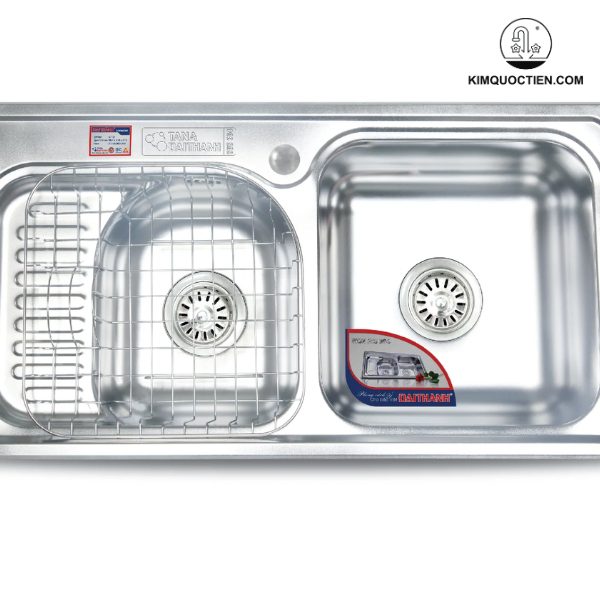 Chậu rửa chén Đại Thành DX11053 (RA31) với kích thước rộng rãi, chất liệu inox siêu bền từ công nghệ Châu Âu, lớp chống ồn, thiết kế dập liền khối, bộ lọc rác thông minh và khả năng chịu hóa chất, mang đến vẻ đẹp thẩm mỹ cao, độ bền vượt trội, sự tiện nghi và dễ dàng vệ sinh.