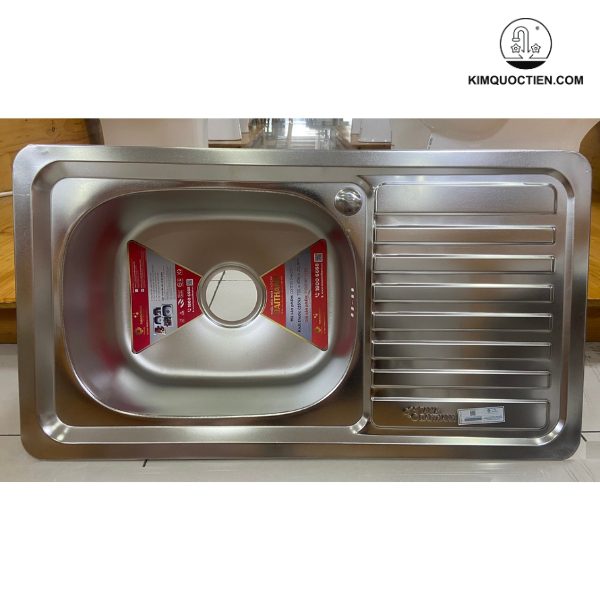 Chậu rửa chén Đại Thành DX11151 (RA21) với thiết kế một hộc rộng rãi và một cánh chờ tiện lợi, chất liệu inox 201 sáng bóng và bền bỉ, đi kèm bộ xả mang đến sự tiện nghi cho không gian bếp của bạn, cho phép bạn tự do lựa chọn vòi rửa phù hợp.