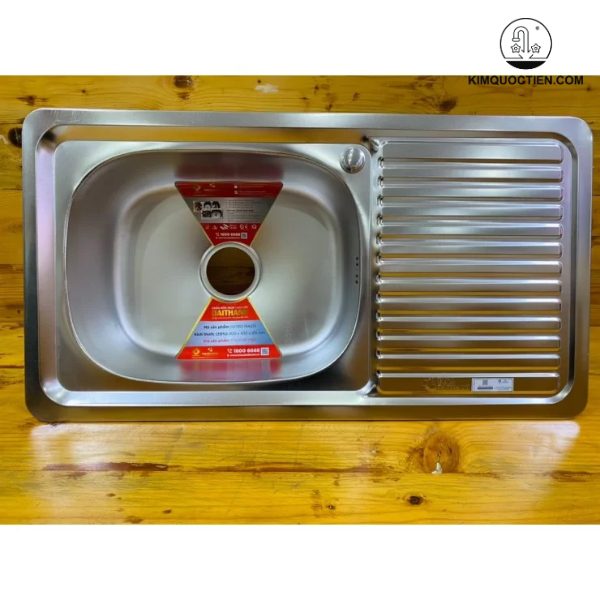 Chậu rửa chén Đại Thành DX11153 (RA23) với công nghệ dập ép liền khối, inox SUS.201 chống gỉ, hố chậu sâu hạn chế bắn nước và bề mặt xước Hairline tinh xảo, mang đến độ bền cao, sự tiện lợi và vẻ đẹp sang trọng cho căn bếp.