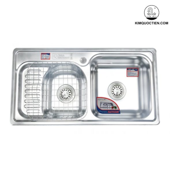 Chậu rửa chén Đại Thành DX42000 với lớp phun chống ồn, lọc rác thông minh, chất liệu inox SUS 304 cao cấp chịu hóa chất, mang đến sự tiện nghi, bền đẹp và dễ dàng vệ sinh.