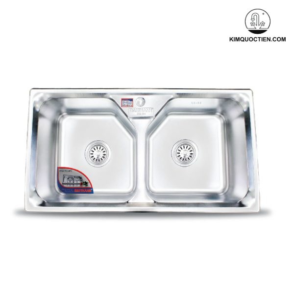 Chậu rửa chén inox Đại Thành DX42005 (ĐT85) với kiểu dáng sang trọng, bề mặt sáng bóng, lớp phun chống ồn, lòng xả rác thoát nước nhanh và khả năng chịu hóa chất, mang đến không gian bếp tinh tế, hiện đại và tiện nghi.