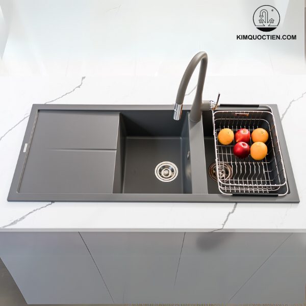 Rổ lọc được làm từ nhựa và inox cao cấp, chống gỉ sét và chịu được nhiệt độ cao