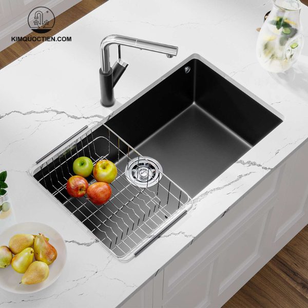 Sản phẩm được trang bị bát rác 3 lớp làm từ inox và nhựa bền bỉ, có khả năng lọc cặn bẩn tối ưu, hạn chế tắc nghẽn đường ống thoát nước