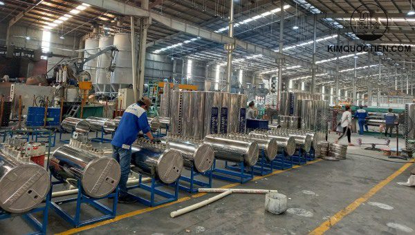 Hình ảnh các ống nước của máy năng lượng mặt trời được kiểm tra chất lượng