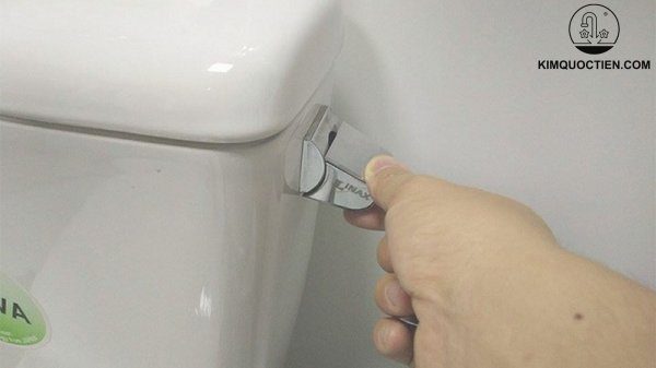 Bồn cầu Inax bị rỉ nước: Nguyên nhân và cách xử lý