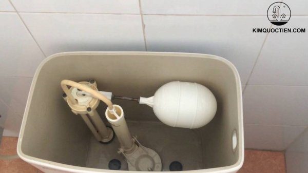 bồn cầu inax bị rỉ nước