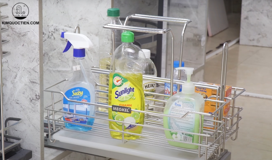 Giá để chai lọ tẩy rửa MU02.35 được lắp đặt trong tủ bếp, giúp sắp xếp gọn gàng chai lọ tẩy rửa