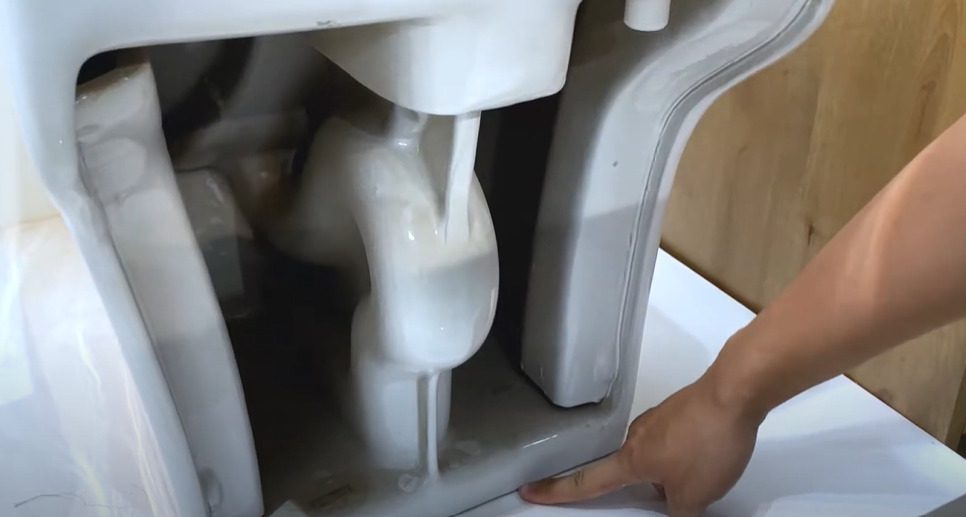 Bồn cầu chảy nước liên tục