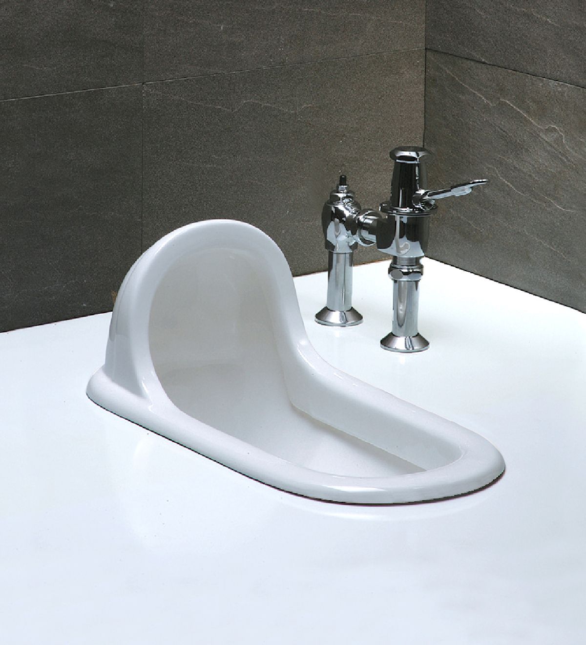 Giá bồn cầu ngồi xổm