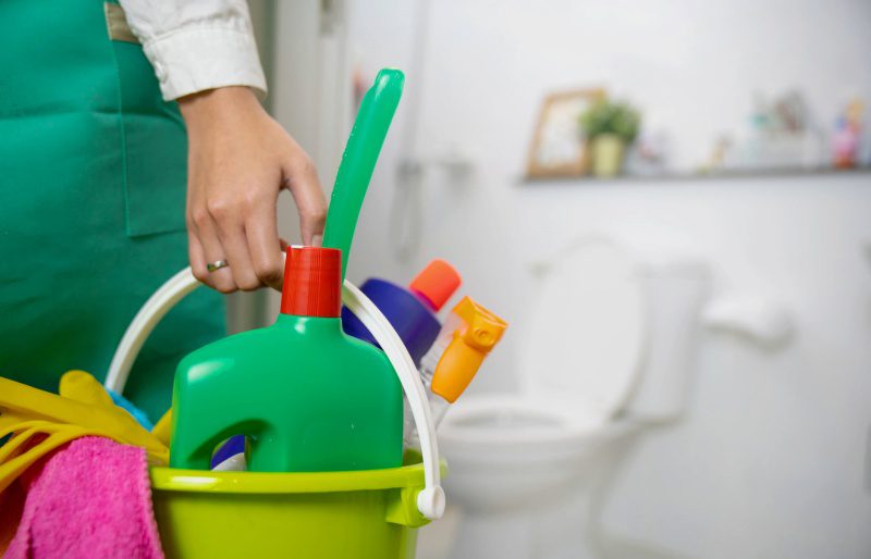 cách vệ sinh bồn cầu thông minh