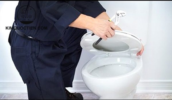 Hướng dẫn cách tháo lắp nắp bồn cầu toto đơn giản tại nhà