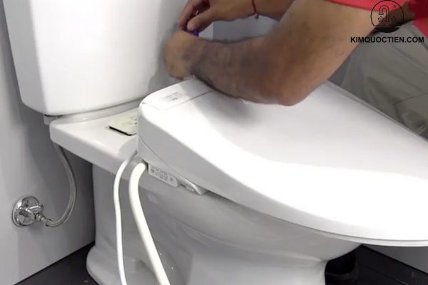 Vì sao nắp bồn cầu bị lỏng? Cách xử lý như thế nào?