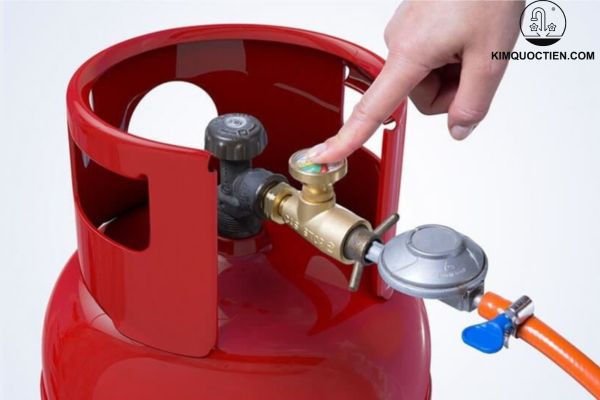 bếp ga kêu lụp bụp