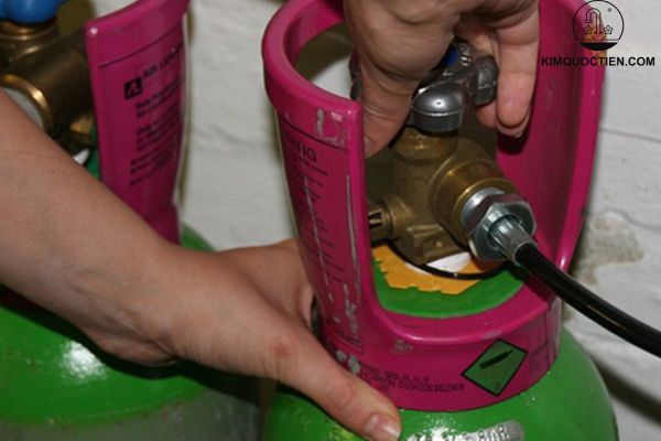 bếp ga kêu lụp bụp