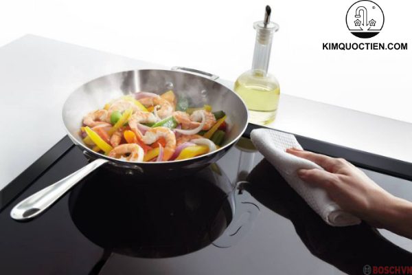 Bảng điều khiển TFT cảm ứng toàn phần với 17 mức gia nhiệt, giúp điều chỉnh nhiệt độ chính xác.