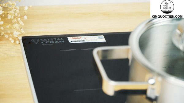 Bếp từ đôi Chefs EH-DIH663 có thiết kế sang trọng, mặt kính đen bóng Crystal Ceram chịu nhiệt tốt