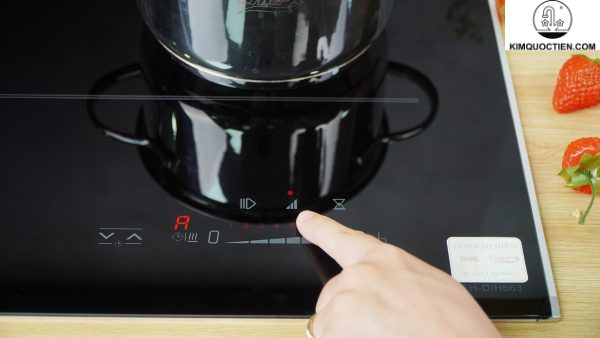 Bảng điều khiển cảm ứng chạm siêu nhạy, thao tác dễ dàng với 9 mức công suất