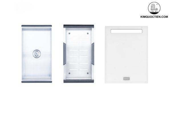 Bộ phụ kiện đi kèm bao gồm thớt nhựa, rổ VY và khay VY, giúp công việc bếp núc trở nên tiện lợi hơn